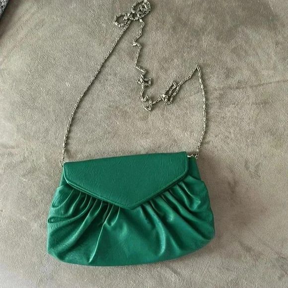 Cute green leather clutch hand bag, perfect for a night out. Light weight. - Picture 2 of 6